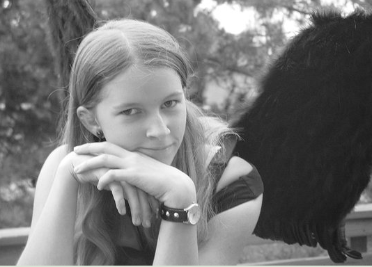 Siendo muy joven, aprendí que no existen las historias de amor con final feliz, sino únicamente historias de amor que no se cuentan hasta el final. Yo quiero contar cómo terminó la mía, aunque no sé muy bien por qué, pues no albergo la menor esperanza de que alguien pueda comprender, ni mucho menos compadecer, a un monstruo como yo. El principio es lo de menos y, en todo caso, sería muy largo contar cómo Anabel, una hermosa niña recién llegada a la adolescencia, y yo, el artista fracasado que le daba clases