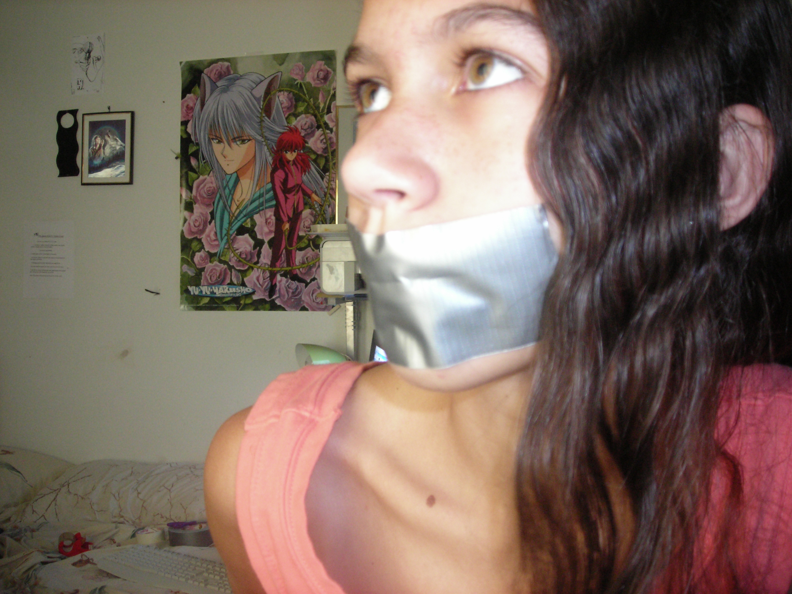 Sería muy largo contar cómo Míster Abner Grey empezó a obsesionarse con Amanda Collins, la nieta de su viejo amigo Harry Collins. Míster Grey, que vivía en una pequeña ciudad canadiense, era un administrativo viudo y jubilado, de cuerpo más bien obeso, al que todos tenían por una persona sumamente bondadosa, incapaz de hacerle daño a una mosca. Amanda era una hermosa muchachita de catorce años, que conocía al “tío Abner” desde que era un bebé y confiaba en él tanto como si realmente fuera un miembro más de 