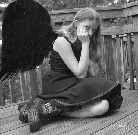 Una fría tarde de un futuro remoto, un padre y su hijo bajaron de las montañas, para visitar aquella ciudad muerta donde el primero había nacido y que al pequeño le resultaba completamente desconocida. Nada vivo quedaba allí, aparte de alguna vieja rata demasiado débil o enferma para buscar mejores cazaderos, y los mismos edificios empezaban a sufrir los efectos del abandono y del paso del tiempo. En cambio, aún se distinguían numerosos cadáveres, desparramados a lo largo y ancho de las calles o caóticament