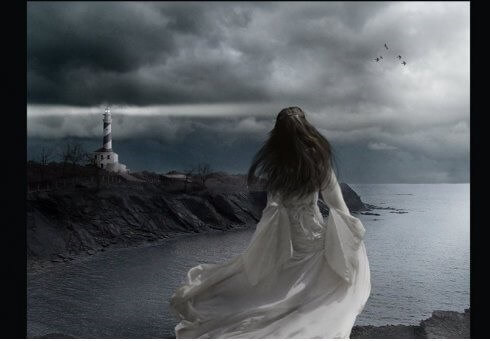 El sentimiento que nos ligaba a Anabel y a mí se parecía mucho al amor, pero era algo infinitamente más intenso y profundo. Podía decirse que ella y yo éramos, en cierto modo, la misma persona o, dicho de otra forma, dos partes del mismo todo. Pero el todo del que ambos formábamos parte se rompió cruelmente cuando Anabel, que aún no había cumplido los catorce años, murió víctima de una misteriosa enfermedad. En virtud de que tenía ciertos lazos familiares con ella, se me permitió hacerle una última visita c