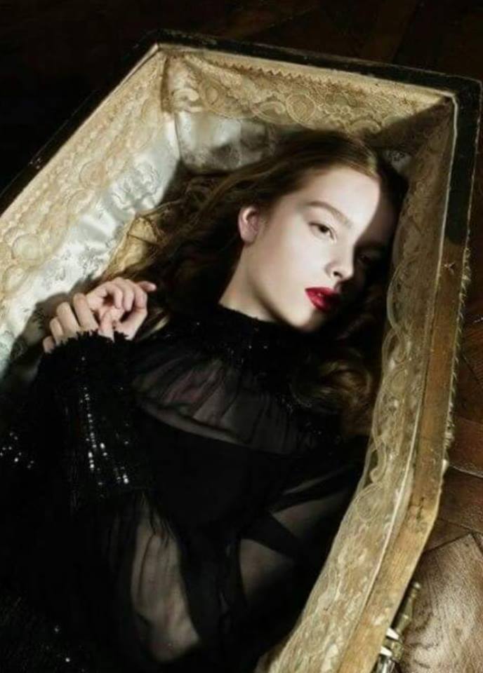 Una chica de trece años nos contó en el relato “Mariposa oscura” cómo fue salvada de la muerte por un extraño ser a medio camino entre lo animal y lo humano. Ahora nos contará una nueva historia: ... Una gélida tarde de diciembre salí de casa con mi perro, que no me perdonaba sus tres paseos diarios por mucho frío que hiciera. Como no me gustaba llevarlo al parque, donde siempre acababa peleándose con otros perros, nos adentramos en un bosquecillo de las afueras. Y allí lo vi de nuevo. Tenía la espalda apoy