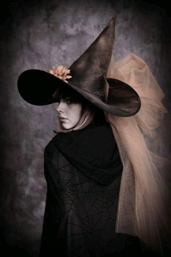 Cuando tenía siete años conocí en el parque donde solía jugar a una niña muy guapa, que estaba sentada en un banco, sola y con cara triste. Aquella chica y yo pronto nos hicimos amigas y, como le dije que me gustaba mucho leer, me regaló un libro infantil de Enid Blyton. Hasta me puso una dedicatoria: “Para Eva, de parte de Ana”. Luego me dijo que tenía que hacer algo y se marchó. Más tarde, les enseñé el libro a mis padres y les conté que me lo había dado aquella chica, pero entonces mi madre se enfadó muc