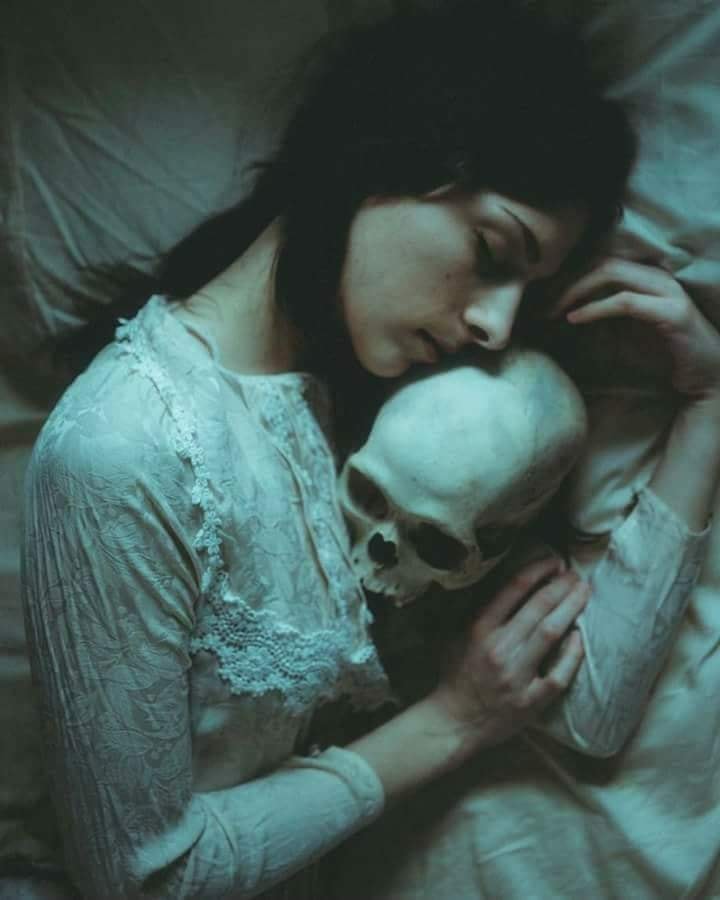 Todo empezó un día que había amanecido como cualquier otro, sin presagios ni malos presentimientos. La gente de todo el mundo inició su jornada como la había iniciado los días anteriores, con las esperanzas e inquietudes de siempre. Nadie podría decir cuándo, cómo y dónde empezó exactamente el problema, aunque parece ser que se inició simultáneamente (y con bastante rapidez) en los principales centros de población del planeta. Gracias a la rapidez con la que circula la información en nuestros tiempos, se su