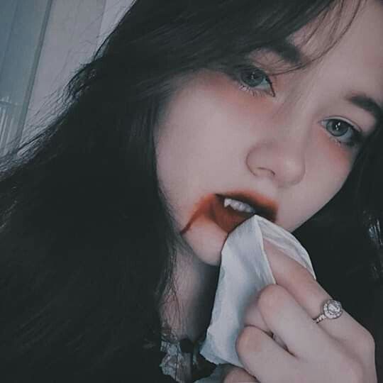 Cuatro adolescentes que vivían en una pequeña ciudad norteamericana decidieron celebrar la Noche de Halloween reuniéndose en una casa abandonada para invocar al Cazador de las Tinieblas: un peligroso demonio que solo podía manifestarse en la más absoluta oscuridad, pues se decía que bastaba un rayo de luz para espantarlo. En realidad, ninguno de los cuatro creía seriamente en esa leyenda y el ritual solo era para ellos un juego morboso. De todas formas, se acordaron de crear una barrera de luz a su alrededo