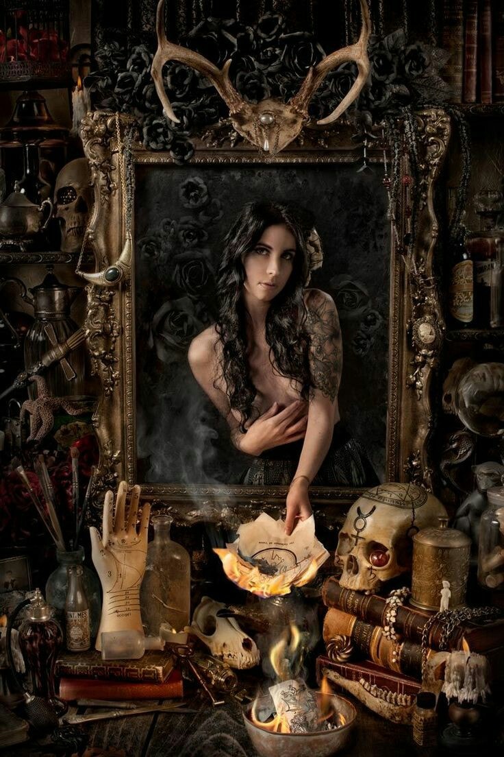 MEDIANOCHE (cuento fantástico): María Mendes era una adolescente portuguesa que, tras pasar el fin de semana visitando a unos parientes que vivían en España, tomó el tren que la llevaría de vuelta a su país. A causa de un fallo técnico, la salida se retrasó bastante, por lo que el tren no llegaría a Lisboa hasta bastante después de la medianoche. Cuando por fin se inició el viaje, María llamó a sus padres para pedirles que la esperaran en la estación a la hora prevista para la llegada y luego, como ya era b