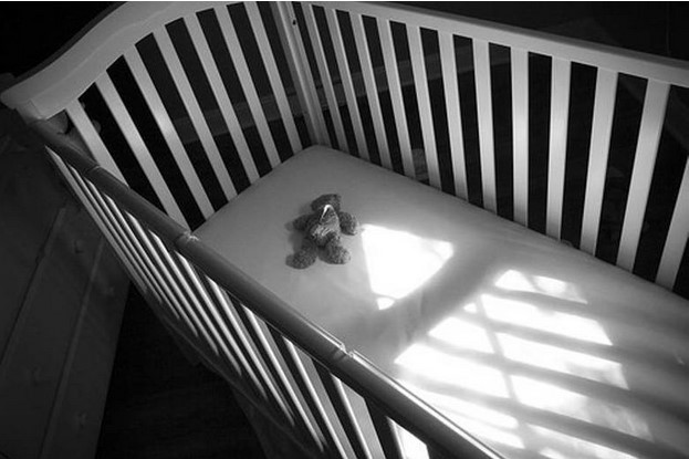 La cuna con el peluche malevolo