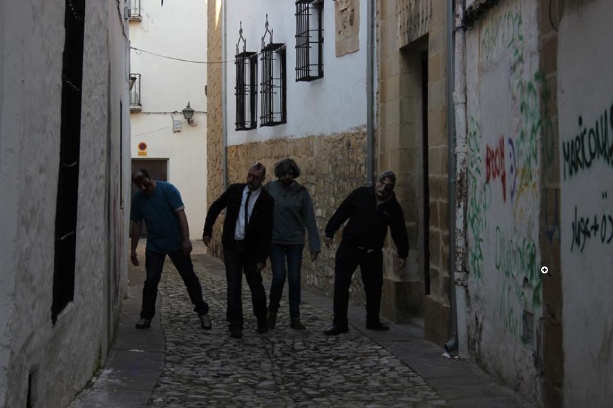 Buscar un refugio te puede ayudar un poco en una invasión zombie