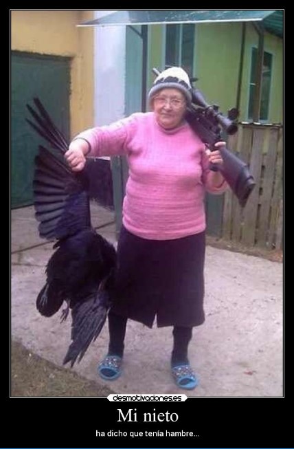 Una Abuela cazando un gallinazo. Para el Almuerzo Zombie