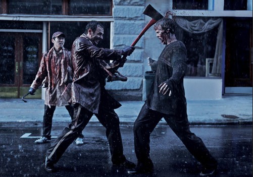 Un hombre le pega un hachazo al zombie que te ve como su prioridad