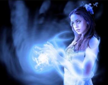 LA BRUJA (cuento fantástico): Siendo yo poco más que una niña, conocí a una mujer que marcaría mi vida para siempre. Entonces mis padres regentaban el único hotel del pueblo donde vivíamos, aunque, en realidad, no recibíamos muchos inquilinos y vivíamos más bien del restaurante que de alquilar habitaciones. Sin embargo, un día de finales de mayo llegó al pueblo una dama muy hermosa y elegante, que alquiló nuestra mejor habitación por el plazo de un mes e insistió en pagar la cuenta por adelantado. Aquella m