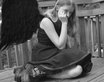 Una fría tarde de un futuro remoto, un padre y su hijo bajaron de las montañas, para visitar aquella ciudad muerta donde el primero había nacido y que al pequeño le resultaba completamente desconocida. Nada vivo quedaba allí, aparte de alguna vieja rata demasiado débil o enferma para buscar mejores cazaderos, y los mismos edificios empezaban a sufrir los efectos del abandono y del paso del tiempo. En cambio, aún se distinguían numerosos cadáveres, desparramados a lo largo y ancho de las calles o caóticament