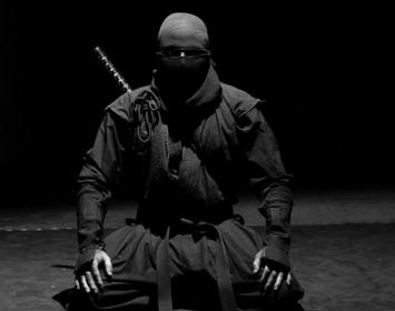 Cuando ascendí a teniente de la Armada estadounidense, fui destinado al lejano Japón, con la misión de escoltar a unos diplomáticos que representarían al gobierno americano en aquel misterioso país. Por aquel entonces el imperio japonés acababa de abrir sus puertas a los extranjeros tras largos años de aislamiento, gracias a la labor de mi estimado compatriota y amigo, el célebre comandante Perry. Durante mi prolongada estancia en la corte imperial me empapé de la lengua y la cultura japonesas, conocí perso