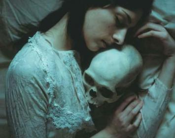 Todo empezó un día que había amanecido como cualquier otro, sin presagios ni malos presentimientos. La gente de todo el mundo inició su jornada como la había iniciado los días anteriores, con las esperanzas e inquietudes de siempre. Nadie podría decir cuándo, cómo y dónde empezó exactamente el problema, aunque parece ser que se inició simultáneamente (y con bastante rapidez) en los principales centros de población del planeta. Gracias a la rapidez con la que circula la información en nuestros tiempos, se su