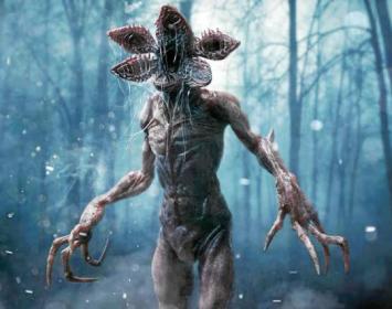 MÁS MINICUENTOS NOCTURNOS: Aquella tarde Eva aprovechaba la ausencia de sus padres (que estaban celebrando su aniversario fuera de casa) para escuchar música a todo volumen... hasta que recibió la molesta visita de Carlos, su hermano pequeño, quien le dijo: -Eva, quiero que vengas a mi cuarto a jugar conmigo a policías y ladrones. Si no vienes, cuando venga mamá le diré que has puesto la música muy alta. Ante esa extorsión, la muchacha no tuvo más remedio que acceder a los deseos de su hermanito. Ella sería