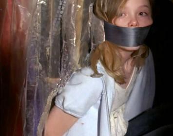 Aquella mañana, durante el desayuno, Juan le dijo a su mujer: -¿Qué tal has dormido esta noche? -Mal… como tú, supongo. El niño de los nuevos vecinos no dejó de llorar hasta la madrugada. -Sí. Y lo mismo pasó la otra noche. Pero lo raro es que, cuando los vi llegar, me pareció que no traían ningún niño con ellos. Supongo que no me fijé bien. Cuando termine de desayunar me pasaré por su casa y les preguntaré qué tal está su hijo. Supongo que es nuestro deber como buenos vecinos preocuparnos por su salud, ¿no