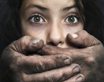 LA CABAÑA DE LAS MONTAÑAS (relato fantástico): Una tranquila mañana primaveral la pequeña Betty Walker salió de su casa para ir al colegio, como hacía todos los días. Pero aquel día no llegó a su destino. … Tras varias semanas de minuciosa vigilancia, Alfred Markovic consiguió raptar a Betty. Tras suministrarle un sedante, la encerró en una furgoneta con la matrícula trucada y se la llevó a su cabaña de las montañas. Dicha cabaña se hallaba en una fría y agreste región de los Montes Apalaches, muy lejos de 