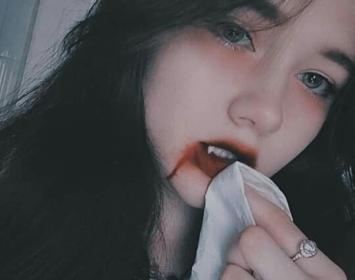 Cuatro adolescentes que vivían en una pequeña ciudad norteamericana decidieron celebrar la Noche de Halloween reuniéndose en una casa abandonada para invocar al Cazador de las Tinieblas: un peligroso demonio que solo podía manifestarse en la más absoluta oscuridad, pues se decía que bastaba un rayo de luz para espantarlo. En realidad, ninguno de los cuatro creía seriamente en esa leyenda y el ritual solo era para ellos un juego morboso. De todas formas, se acordaron de crear una barrera de luz a su alrededo