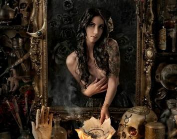 MEDIANOCHE (cuento fantástico): María Mendes era una adolescente portuguesa que, tras pasar el fin de semana visitando a unos parientes que vivían en España, tomó el tren que la llevaría de vuelta a su país. A causa de un fallo técnico, la salida se retrasó bastante, por lo que el tren no llegaría a Lisboa hasta bastante después de la medianoche. Cuando por fin se inició el viaje, María llamó a sus padres para pedirles que la esperaran en la estación a la hora prevista para la llegada y luego, como ya era b