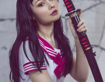 ADIESTRAMIENTO (cuento fantástico): Tal como se narró en un relato anterior (“Principios y finales”), un muchacho de doce años llamado Hank Baker conoce a una atractiva y misteriosa compañera de clase, que resulta ser Helene Belfort, la niña vampiro. Cuando esta cobra confianza con él, le revela quién es realmente y le entrega una espada mágica, con la cual Hank deberá matar a un terrible monstruo que amenaza al mundo (y al que ya mató en una vida anterior). Pero Helene es consciente de que su nuevo amigo a